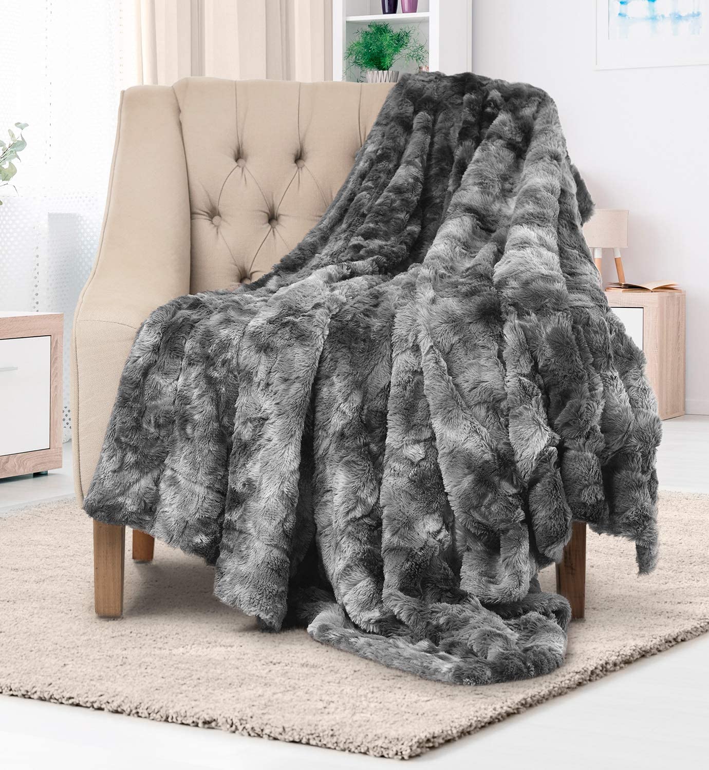 Here Are The 10 Best Throw Blankets On Amazon